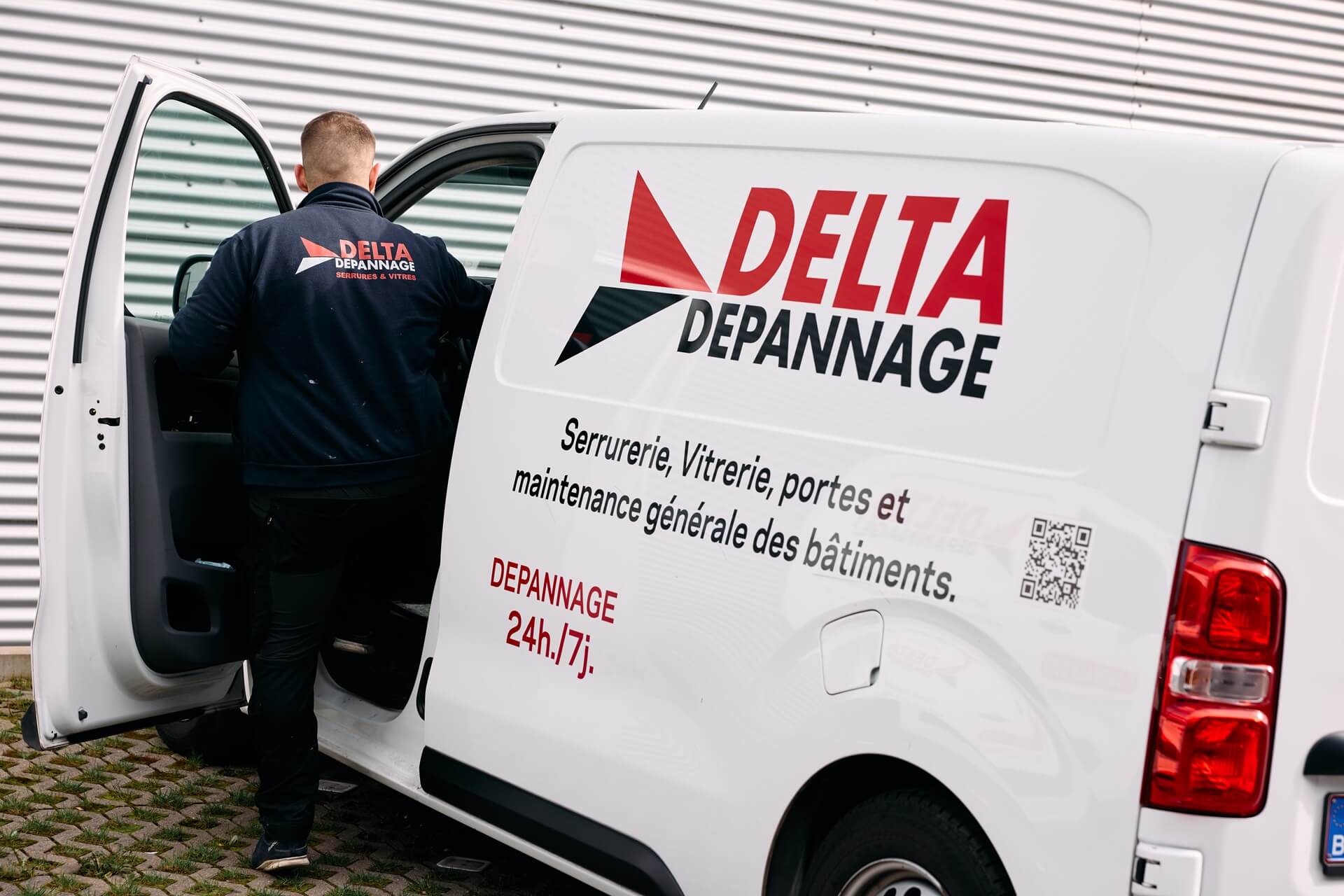 professionnel entrant dans une camionnette blanche