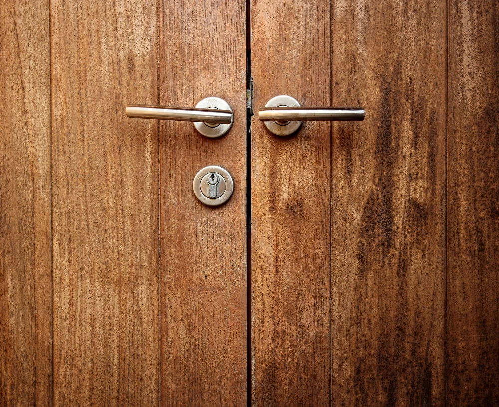 poignées de portes en bois et serrures