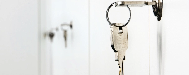trousseau de clefs dans une serrure