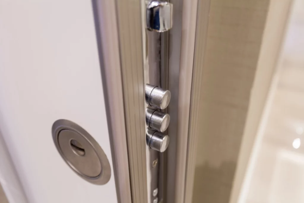 porte ouverte et serrure