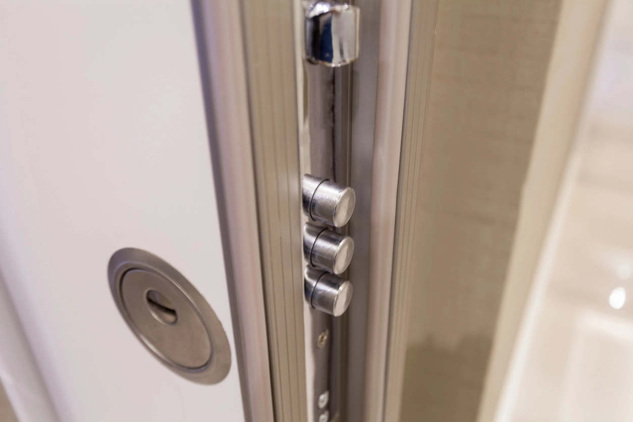 porte ouverte et serrure
