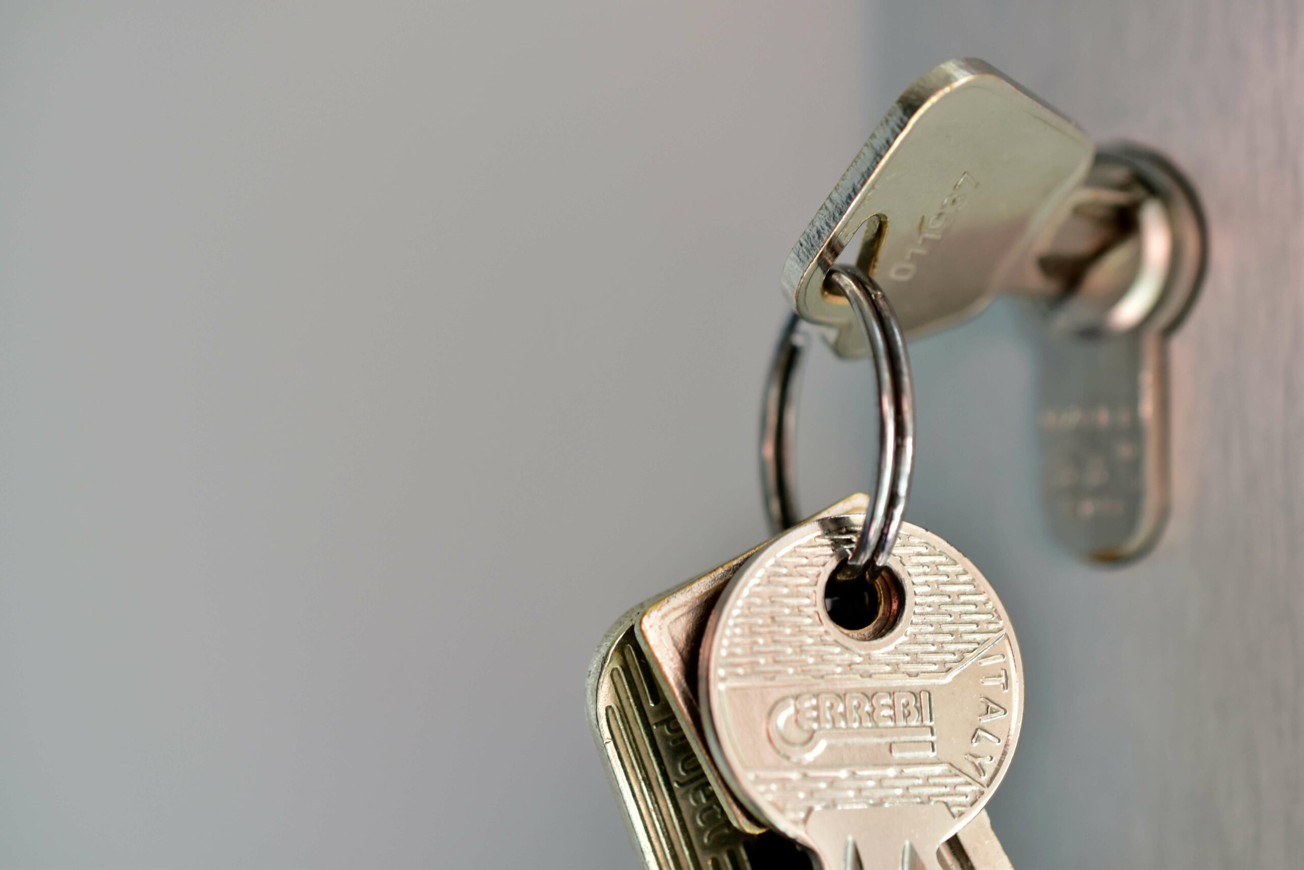 trousseau de clefs dans une serrure