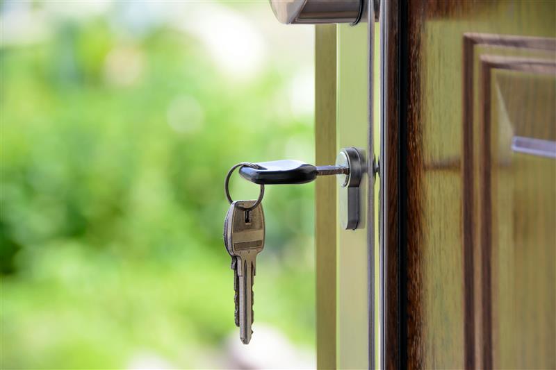 clés sur serrure de porte extérieure